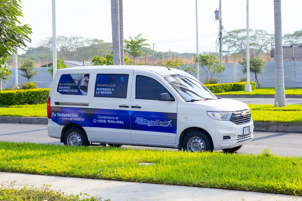 Vehículo de EasyFact brindando soporte a negocios en El Salvador